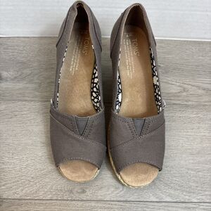 Tom’s Woman’s Size 7 Wedge Peep Toe Beige Slip On Classic Dress Up Casual